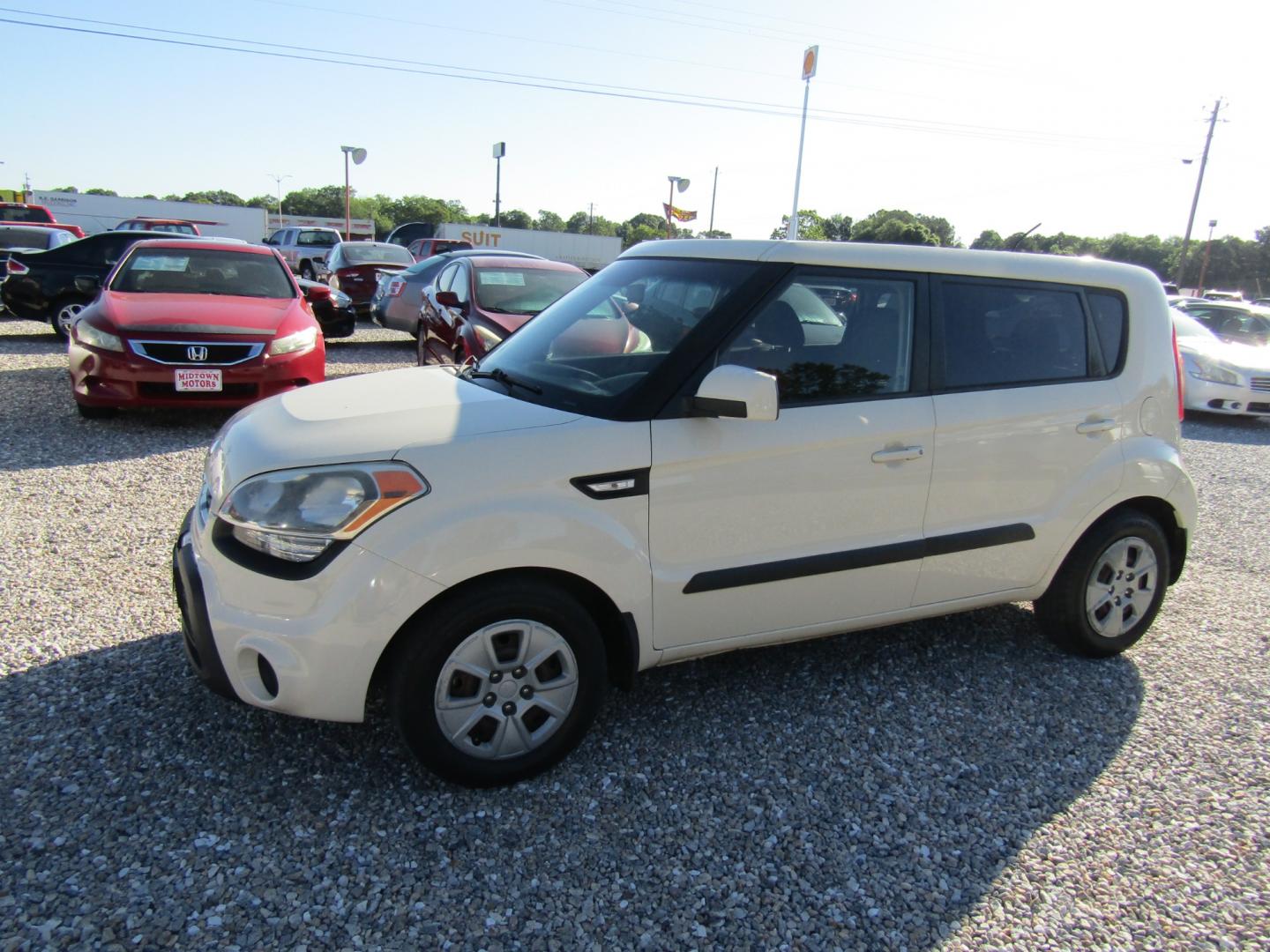 2013 CREAM Kia Soul (KNDJT2A54D7) , Automatic transmission, located at 15016 S Hwy 231, Midland City, AL, 36350, (334) 983-3001, 31.306210, -85.495277 - Photo#2